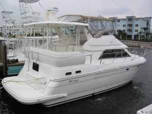 37 Cruisers Fly-Bridge Tricabin